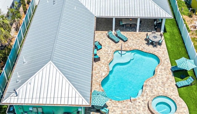 4 Bed 4 bath Beach House Slps 15! Htd Pool, Hot tub, Pool/Ping Pong, Golf Cart