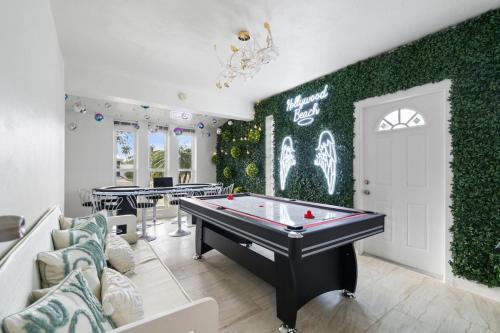 4BR Hollywood Villa 12-Person Jacuzzi, Game Room and BBQ 3 min to Beach