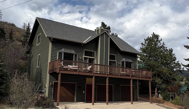 5 bd 4 bth, AC, fireplace, hikes, waterfalls, salt water hot tub, walk to town!