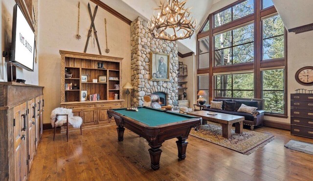 5 Beds in BC - Ski In, Hot Tub, Pool