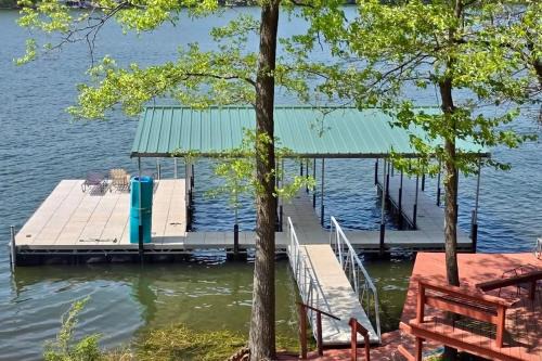 5BR Log Home w Hot Tub & Dock on Lake of Egypt