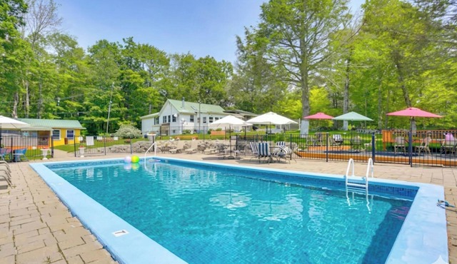 6 Mi to Bethel Woods: Cabin w/Pool Access