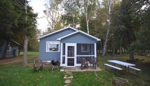 A beautiful resort cottage on Big Glen Lake with a tennis court and kayaks