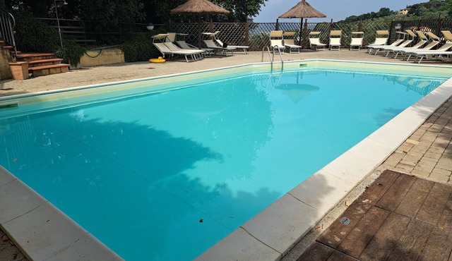 A few kilometers from the sea, with a pool and private parking