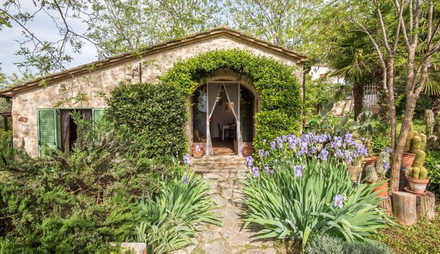 Apartment 'Appartamento Capannina' with Private Garden, Wi-Fi and Air Conditioning