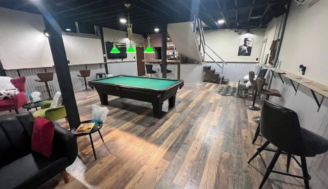 Bar, pool table, dart board and 2 bedrooms, what else do you need?