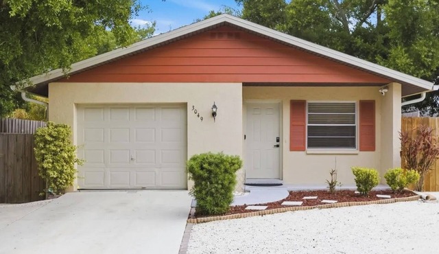 BAREFOOT BUNGALOW- 1O MINUTES TO SIESTA BEACH AND AMENITIES! PET FRIENDLY!