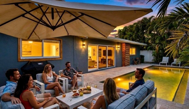 Beach Bliss: Heated Pool, BBQ & Tropical Vibes 🌊