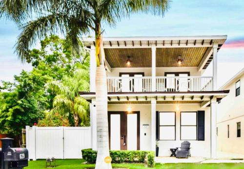 Beach Downtown-Family & Pet Friendly-Balcony & Garage-10 Acre Park with Pickleball, Tennis & Basketball-Lido Beach-Opera-Symphony-St Armands Circle