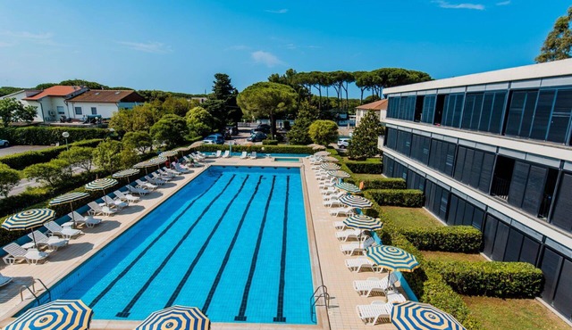 Beautiful apartment for 4 people with WIFI, A/C, pool, TV and patio