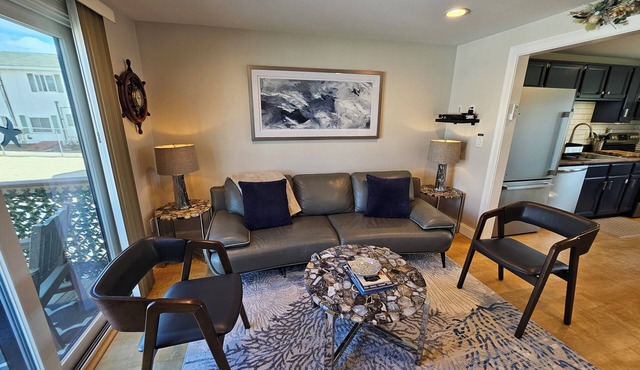 Beautiful, luxurious 2br apartment 300' from the ocean. Set up with the works