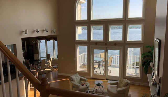 Beautiful Saratoga Lake waterfront Townhouse + Community Amenities