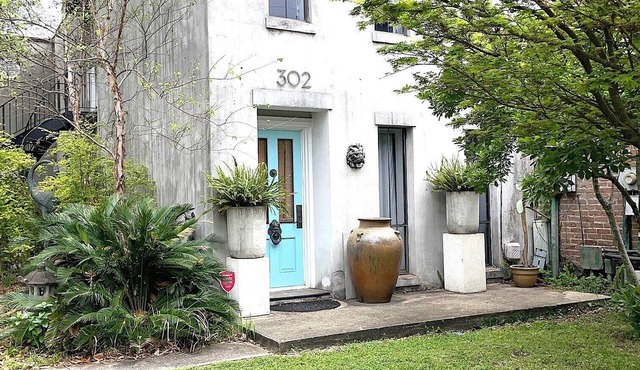 Beauty! 2BR 2Bath HISTORIC DOWNTOWN MOBILE Detonti Square district.