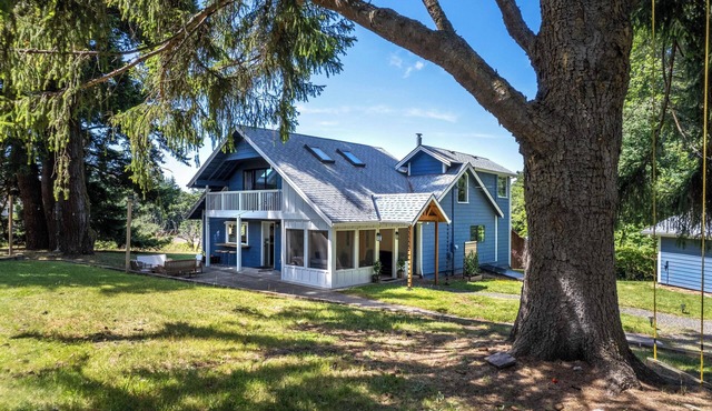 Blue Eyrie - Adorable Home! Peaceful Orchard Location, Close to White Salmon