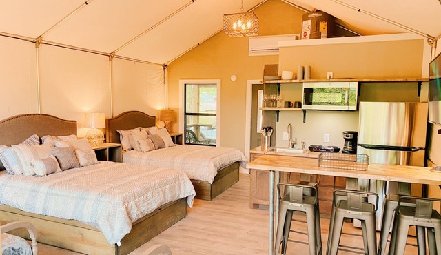 Brand new waterfront Cabin with many amenities: Pool, hot tub & kayaking. - SG2
