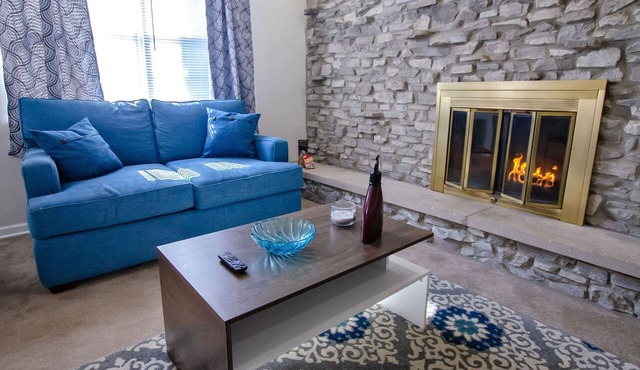 Bright 1 bedroom apartment, close to shops and highway