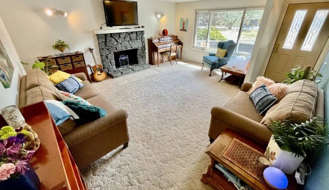 Bright 3-Bedroom Bend Retreat with AC, Large Yard Near Downtown and Old Mill