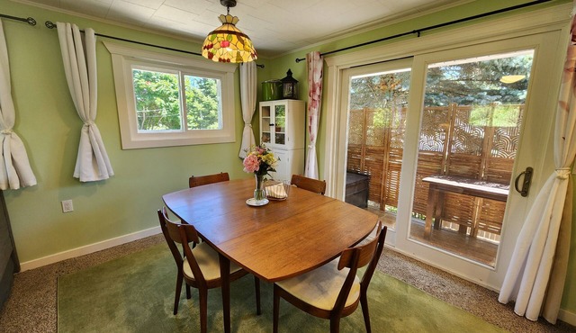 Bright apartment within walking distance of The Village of Northport.