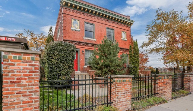 Brush Park Flats | Walk to Stadiums | Sleeps 9