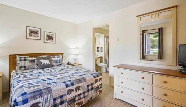 Cedarbrook Deluxe 1 bedroom Queen Suite with outdoor heated pool 102