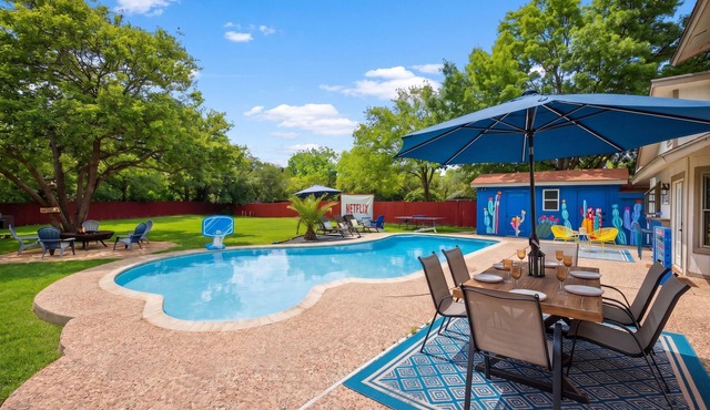 Centrally Located Oasis: Pool, Fire Pit, Game Room, Pets, Huge Yard