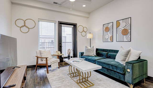 Chic 1-bedroom apartment King size bed Downtown Indy