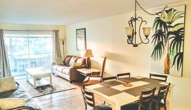 Close to Siesta Key. Screened Large Patio. 2 King beds. Sarasota 2Br Condo. WiFi