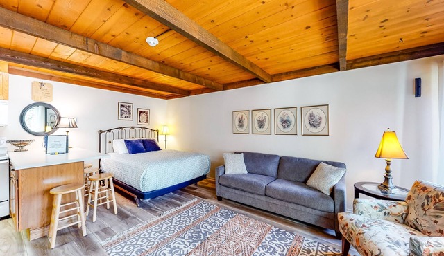 Convenient Studio, Walking Distance to Sun Valley Lake - Shopping, Skiing Nearby