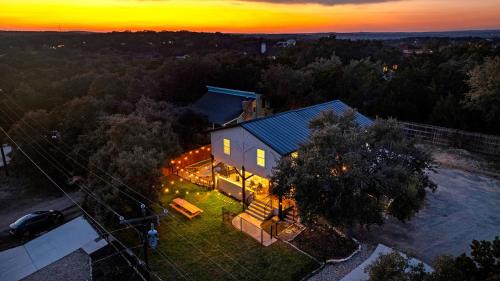 Cosmic Cowboy Hot Tub, Fire Pit, Games Sleeps14