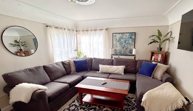 Cozy 2-bedroom apartment in Vancouver walk/bike distance to pubs/shopping!