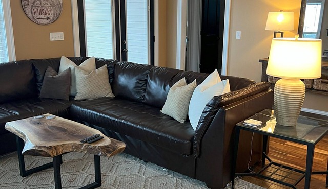 Cozy 3-bedroom Lake house with fiber Wifi, Boathouse & Dock on Lake Sinclair