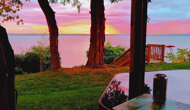 Cozy All Season Bungalow right on the Lake wine and brewery trail.