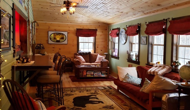Cozy Cabin 2 miles from Whiteface mtn and close to Lake Placid