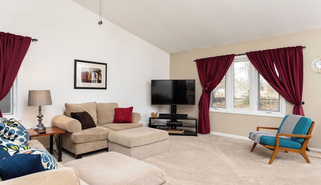 Cozy Condo near Ann Arbor in Saline! Pet and family friendly.