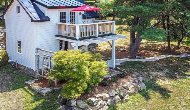 Cozy cottage, beautiful views, close to Warwick!