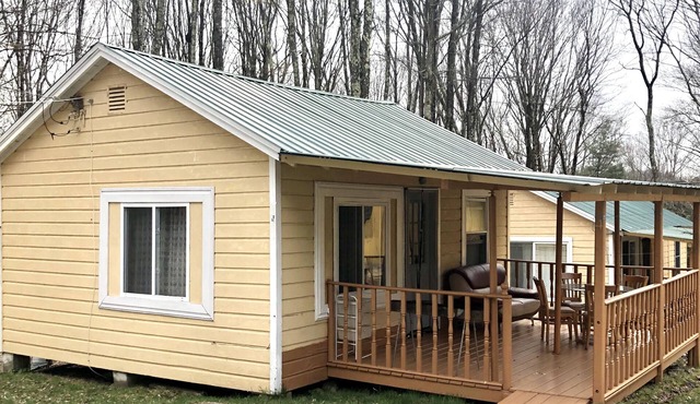 Cozy One bedroom Bungalow with shared pool 8m bethel woods 10m Casino