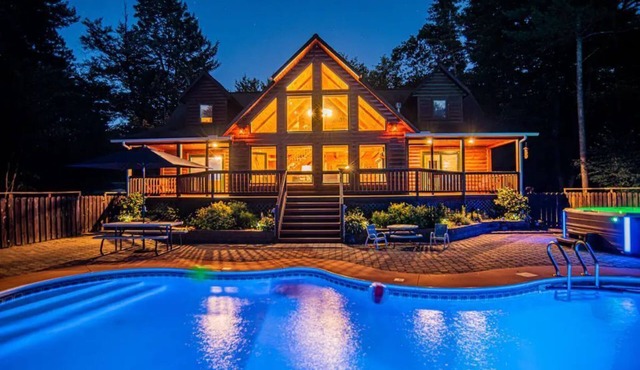 Cozy Secluded Lodge ~ Hottub/Pool/Sauna/Gameroom