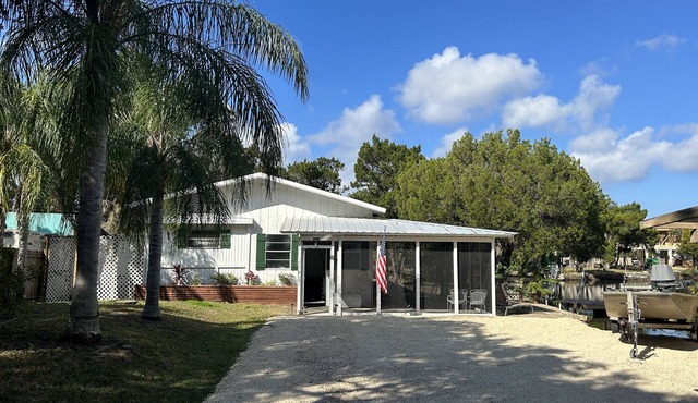 Cozy Waterfront Fish Camp- Catch Dinner from your Dock!