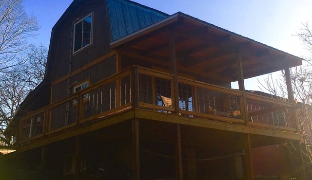 Creekside Cabin—Converted woodshop w/creek, fire pit & pavilion. Close to town