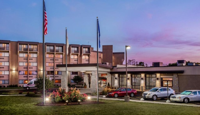 Crowne Plaza Milwaukee Airport by IHG