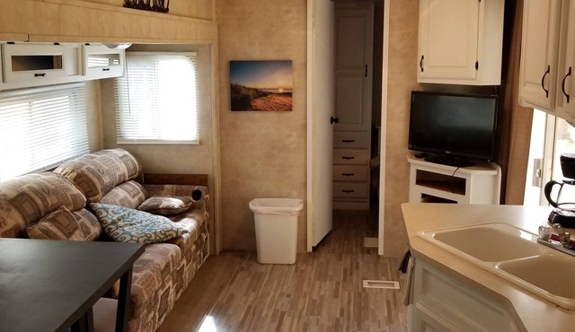 Crystal Camper - Large Two Bedroom Spacious RV w/Wooded Trail