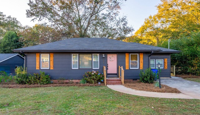 Cutest house in Monroe, GA - Walk to downtown.