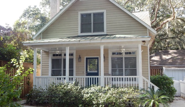 Daisy's Cozy Coastal Cottage located walking distance to the Village Area.