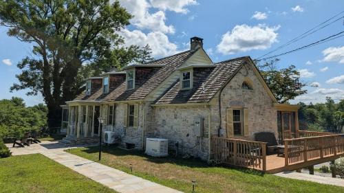 Downingtown Manor - 1900s Farmhouse with Creek Views