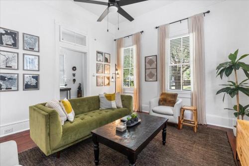 Downtown 3BR Cottage: 5m Walk Pets OK