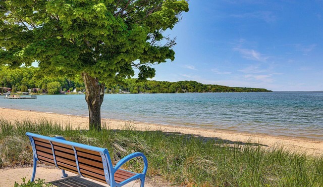 Downtown Beulah Pet-Friendly Apt Near Lake & Shops