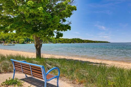 Downtown Beulah Pet-Friendly Apt Near Lake & Shops