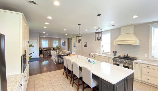 Downtown - Spacious Open Floor plan & Huge Kitchen Perfect for Family & Friend