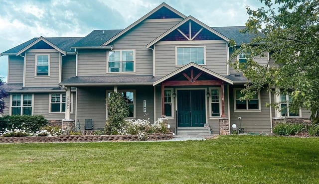 Dreamy 8 bedroom country manor! Tucked in private retreat close to the city <3
