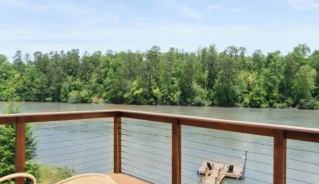 Elevated cottage on the Catawba River with lots of outdoor space!